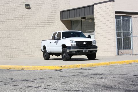 2006 Chevrolet Silverado 2500 - Front view of a white 2006 Chevrolet Silverado 2500 pickup truck parked outside.