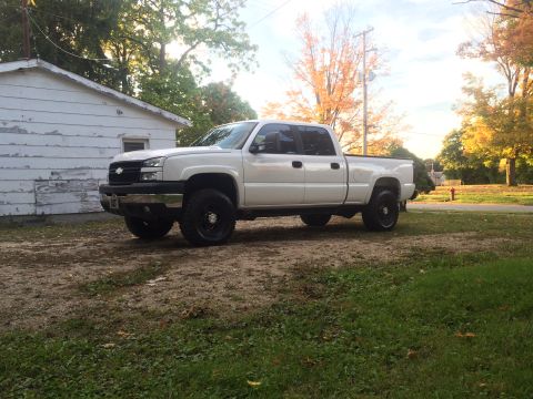2006 Chevrolet Silverado 2500 - White 2006 Chevrolet Silverado 2500 pickup truck parked outside a building.