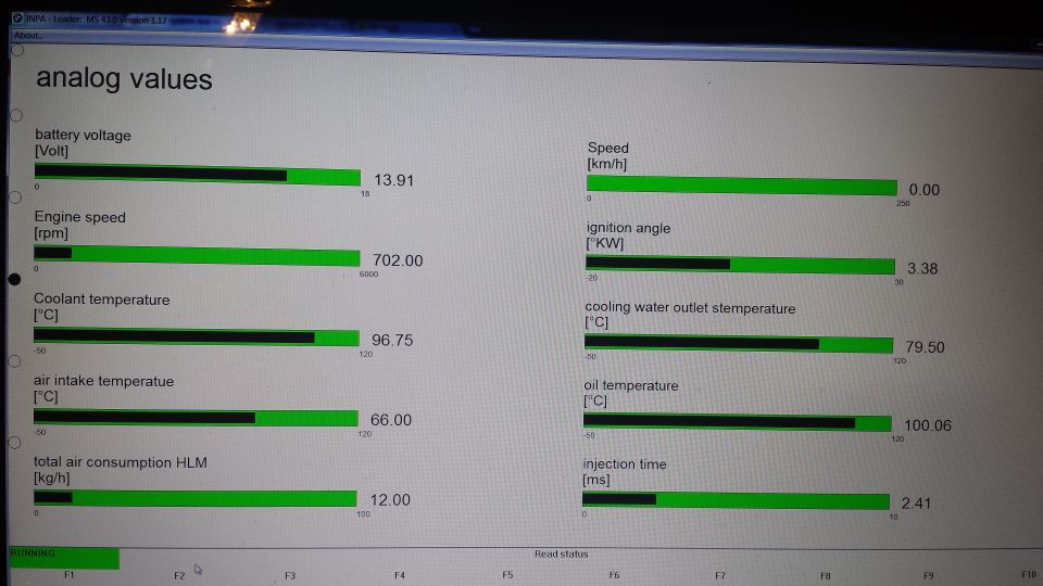 Computer screen displaying analog values: battery voltage, engine speed, coolant temp, air intake temp, total air consumption, speed, ignition angle, cooling water outlet temp, oil temp, and injection time