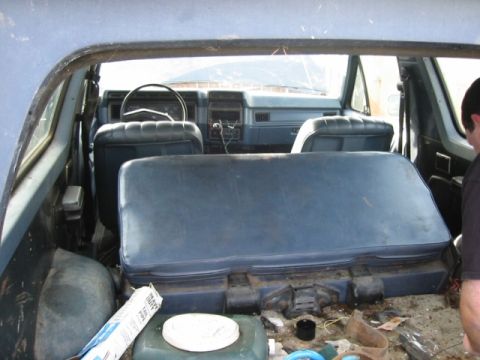 1985 Ford Bronco - Moer view of the crap, but the interior isn't that bad as far as the seats go...