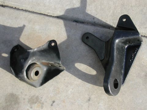 1996 Ford Bronco - Passenger side radius arm bracket