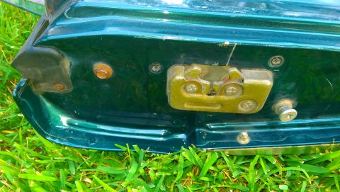 1996 Ford Bronco - Close-up of a green tailgate latch mechanism, with a Supermotors.net watermark visible.