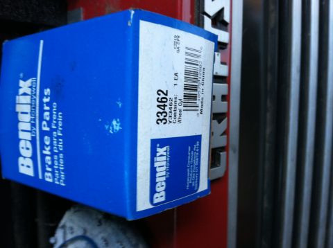 1968 Ford Torino - A blue Bendix brake parts box is shown, with a white label containing product information and a barcode.
