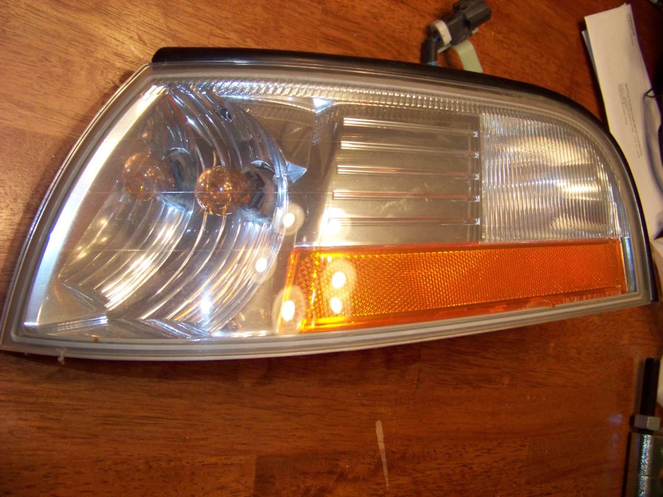 Headlight assembly with amber turn signal