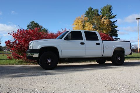 2006 Chevrolet Silverado 2500 - Side view of a white 2006 Chevrolet Silverado 2500 pickup truck with tinted windows.