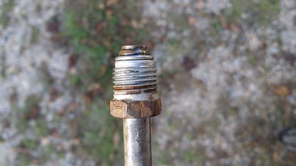 Damn you General Motors. Wasn't anticipating this...completely screwed up my Saturday. Buddy at work says we carry adapters for them so I'll have to check Monday if we have what I need.