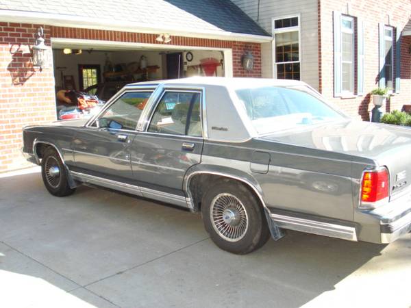 1988 Ford Crown Victoria LTD “vicky”