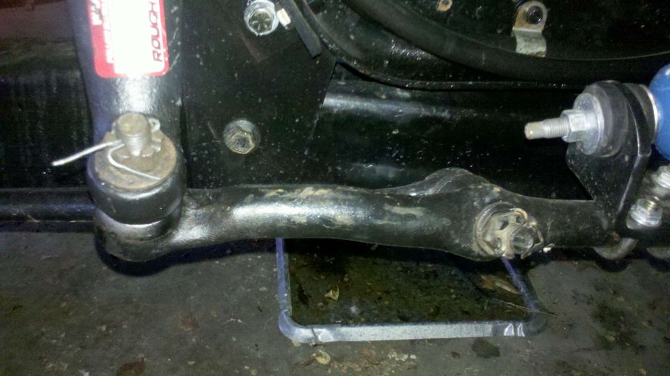 Close-up of steering linkage with a ROUGH COUNTRY sticker and a Supermotors.net watermark