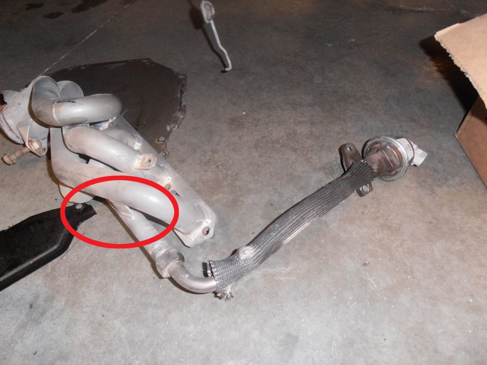 Exhaust manifold with pipes and a section of flexible exhaust pipe with a heat shield