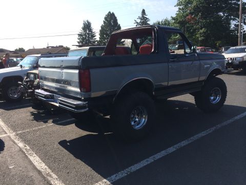 1989 Ford Bronco - This lifted Ford Bronco has a two-tone paint job and chrome wheels.