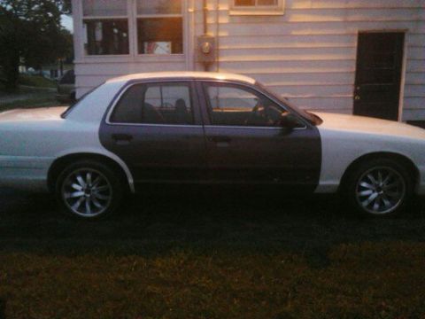 2004 Ford Crown Victoria photo