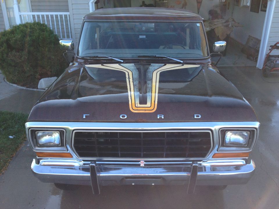 1979 Ford Bronco front view with hood graphic