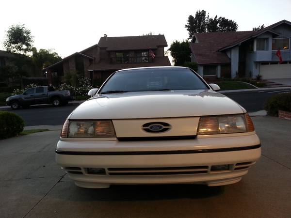 White 1993 Ford Taurus front view