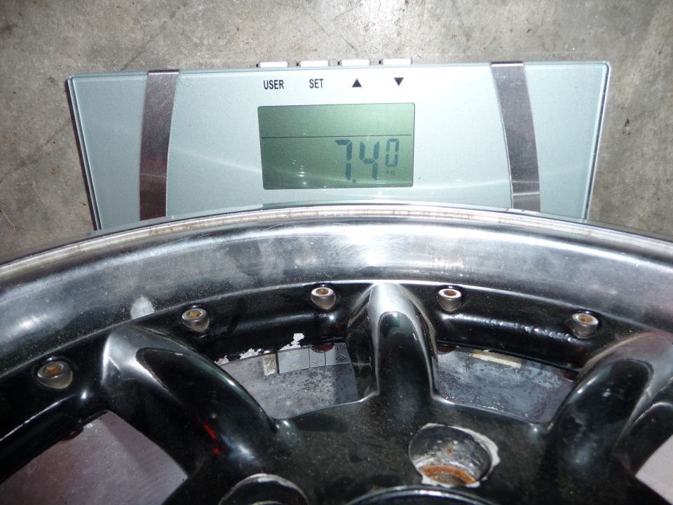 Wheel on a digital scale showing 7.4 kg