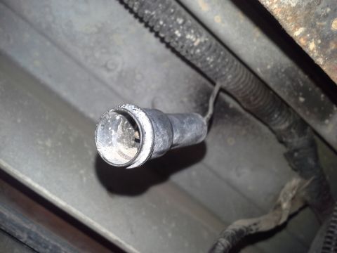 1991 Ford F-250 - Close-up of a trailer hitch connector, showing wear and tear.
