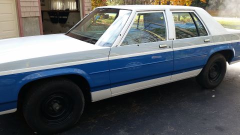 1991 Ford LTD Crown Victoria - Side view of a 1991 Ford Crown Victoria LTD, showing its distinctive two-tone paint scheme.