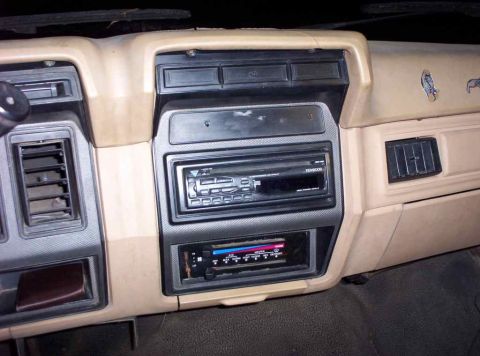 1985 Ford F-250 - Radio (freshly installed) / Climate Controls