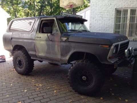 1979 Ford Bronco - Oops, forgot to paint the door