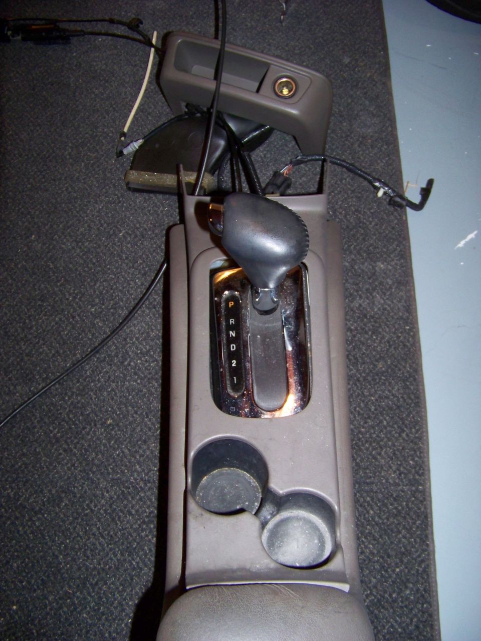 Center console gear shifter with P, R, N, D, 2, 1 indicators