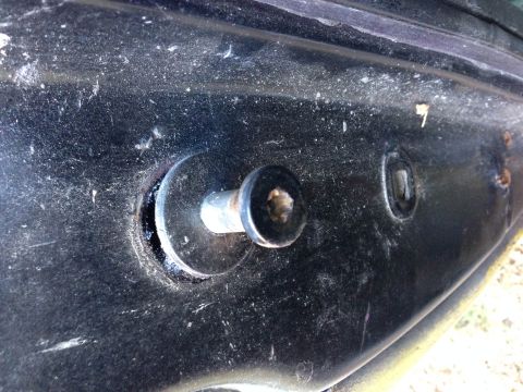 1979 Ford Bronco - Close-up of a bolt on a black surface, with the Supermotors website logo visible at the bottom right.