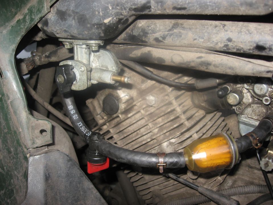 Motorcycle fuel filter and carburetor with fuel lines connected