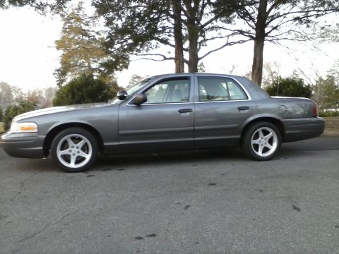 2006 Ford Crown Victoria photo