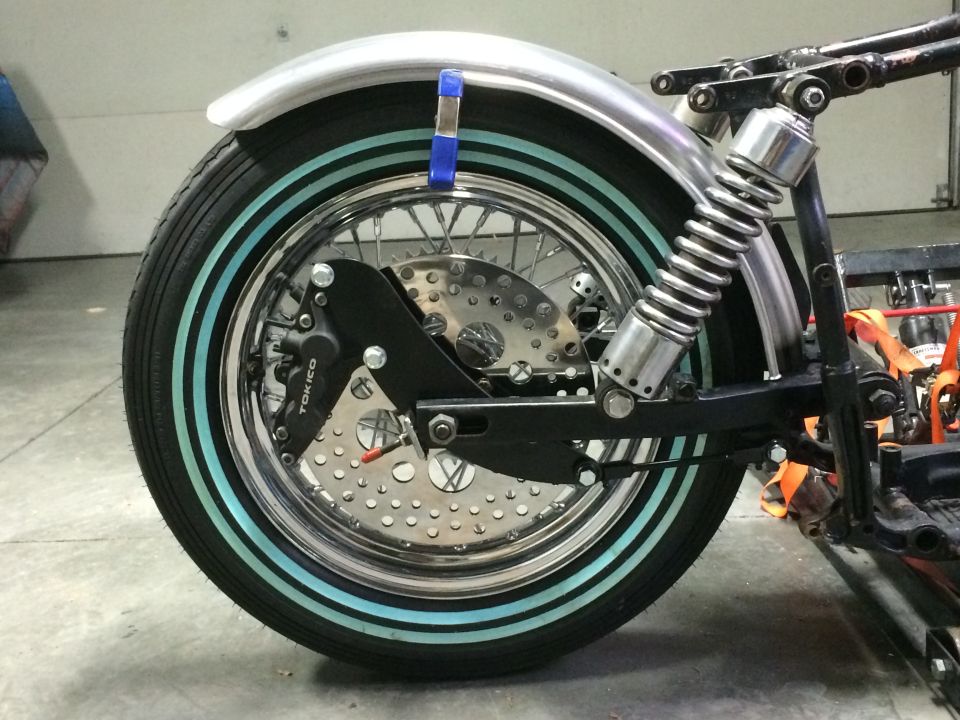 Shovelhead strut idea for solid mounted swingarm fender
