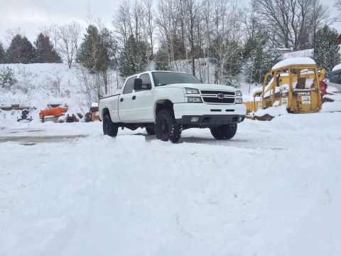 2006 Chevrolet Silverado 2500 - White 2006 Chevrolet Silverado 2500 parked in a snowy lot with construction equipment visible.