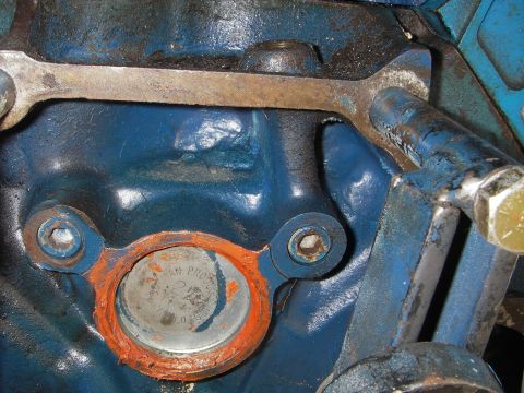 1972 Ford Ranchero - rear sender port taps from the right side lifter galley