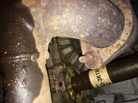 2011 Ford Elite - Close-up of a driveshaft and exhaust manifold, showing wear and rust.