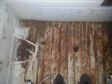 1973 Ford F-100 - The interior of a truck bed shows significant rust and wear, with a Supermotors.net watermark visible in the lower right corner.