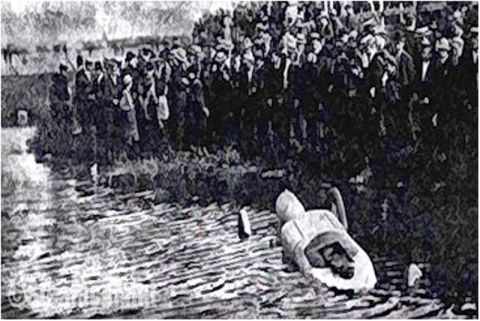 1909 Ford Model T - A person lies in the water as a crowd observes the scene.