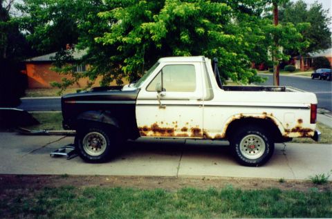 1981 Ford Bronco - This 1981 Ford Bronco shows extensive rust damage along its side panels and wheel wells.
