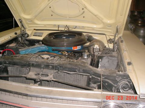 1971 Ford Ranchero - The engine bay of a 1971 Ford Ranchero shows its V8 engine with a large air cleaner assembly.