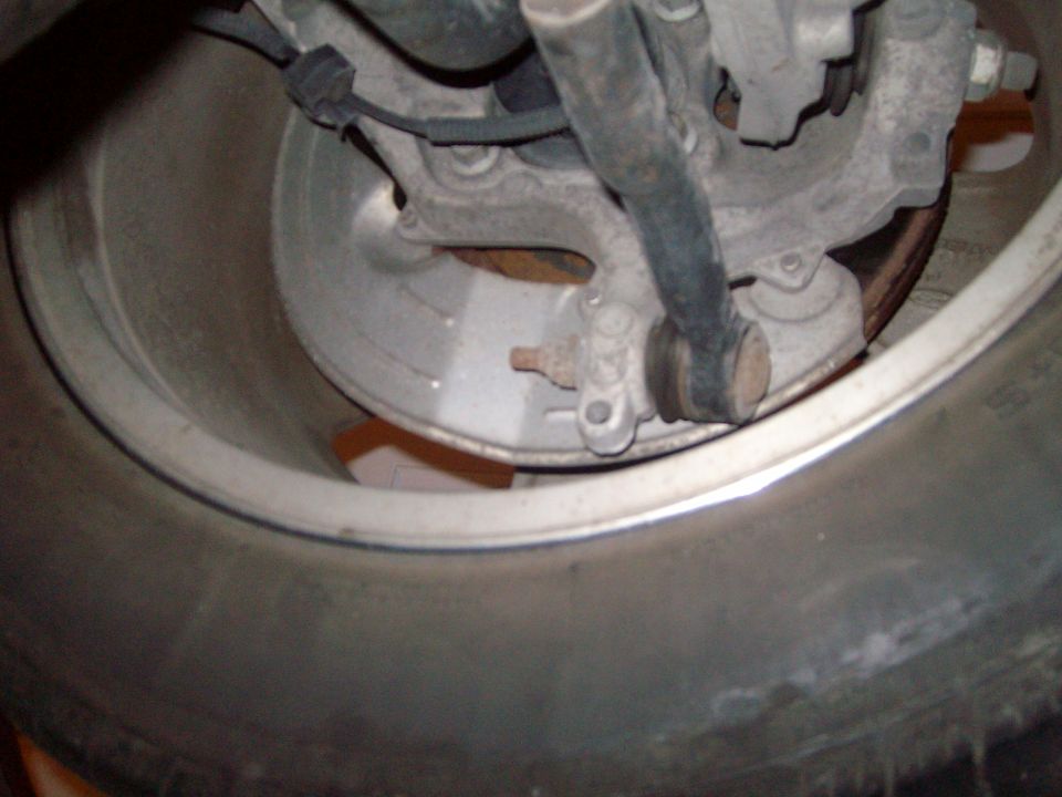 2004 Ford Crown Victoria front wheel assembly, brake rotor, caliper, suspension