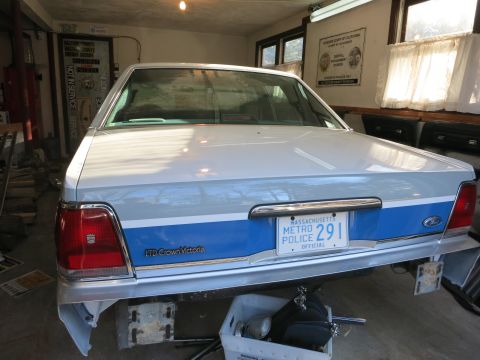 1991 Ford LTD Crown Victoria - Rear view of a 1991 Ford Crown Victoria LTD police car, marked 'METRO POLICE 291'.