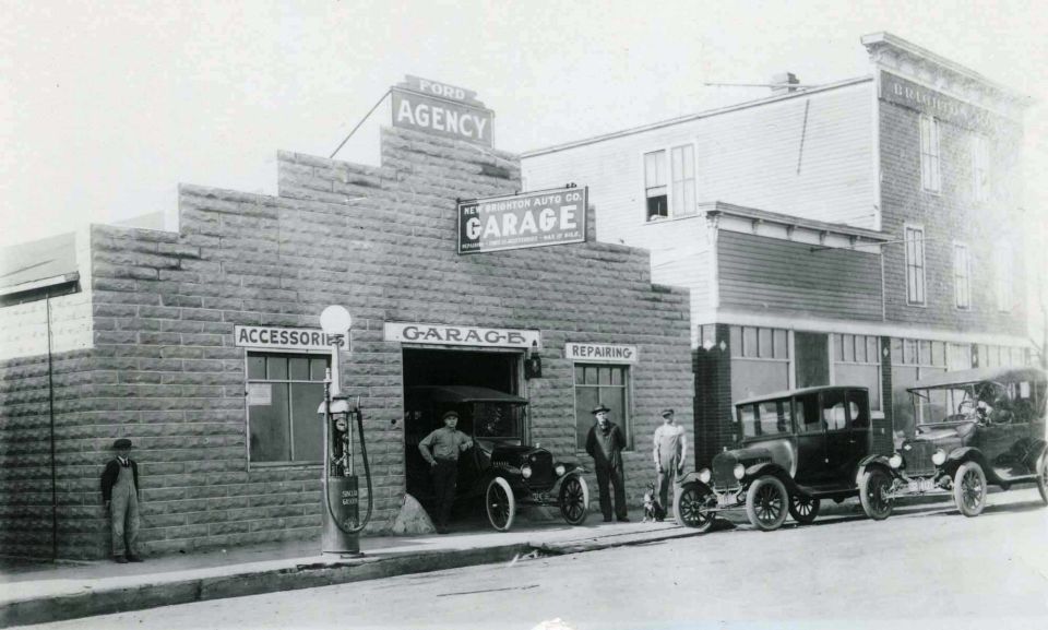 1909 Ford Model T cars parked outside a Ford Agency garage