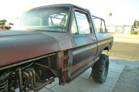 1979 Ford Bronco - This 1979 Ford Bronco shows off its exposed engine and interior roll cage in a 3/4 front view.
