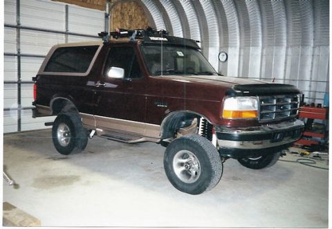 1996 Ford Bronco - This lifted Ford Bronco appears to be from the early to mid-1990s, not a 1996 model.