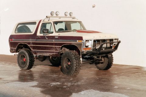 1979 Ford Bronco - This modified 1979 Ford Bronco features a two-tone paint scheme and is equipped with off-road tires and a roof-mounted light bar.