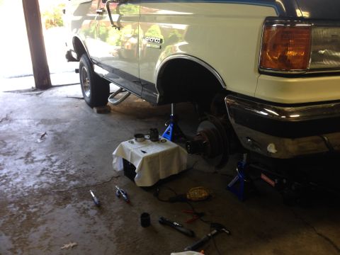 1989 Ford Bronco - Got the hub out.