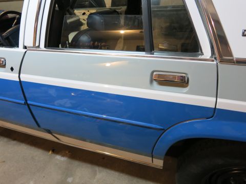 1991 Ford LTD Crown Victoria - The side profile of a sedan shows a two-tone paint scheme with blue and gray sections.