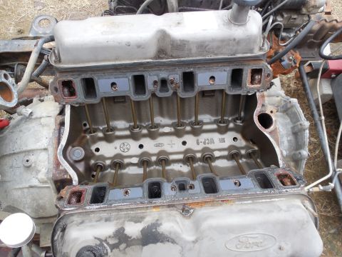 1993 Ford Bronco - This proves that all the gunk on the intake is from before - this engine has been sitting ~4.5 months and the valley almost looks fresh-fro…