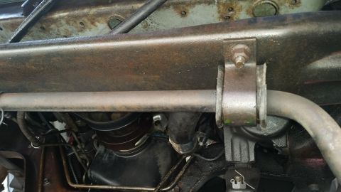 1991 Ford F-250 - Close-up of a truck's undercarriage, showing the frame, suspension, and engine components. A SuperMotors watermark is present.