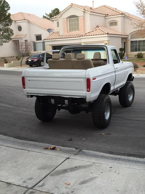 1979 Ford Bronco - This lifted 1979 Ford Bronco features a removable top and tan interior.