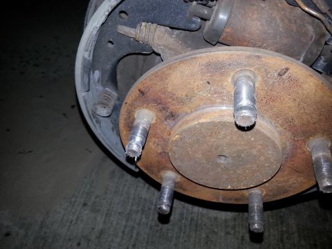 1992 Ford Bronco - Found a cross threaded wheel stud on my 8.8. Not sure if I did this, or if it was the shop that put the tires on. anyway, this is an easy r…