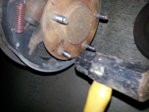 1992 Ford Bronco - 5 lb sledge made quick work of the old stud, plenty of clearance behind the end of the axle shaft.