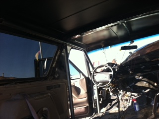 1995 Ford Bronco - Interior of a vehicle undergoing dismantling, with visible dashboard and steering wheel.