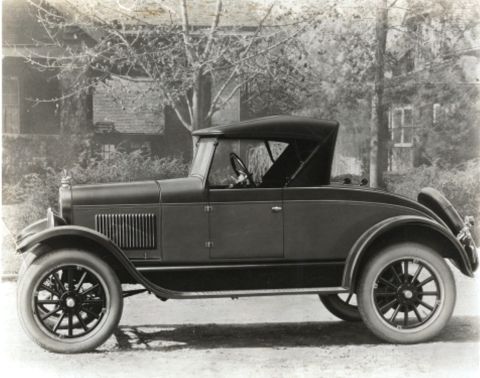 1909 Ford Model T - This convertible coupe features a spare tire mounted on the rear and a distinctive grille design.