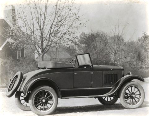 1909 Ford Model T - This convertible features a spare tire mounted on the rear, a detail common in vehicles of this era.